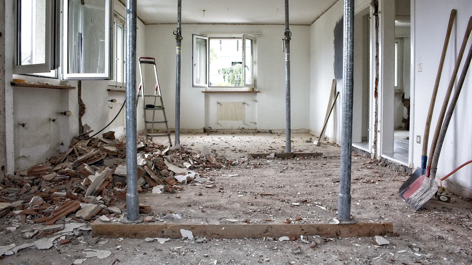 Lägenhet utriven inför renovering med tillfälliga stålstämp