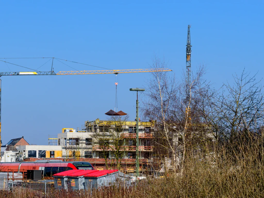 Tornkranar ovanför flerbostadshus under uppförande